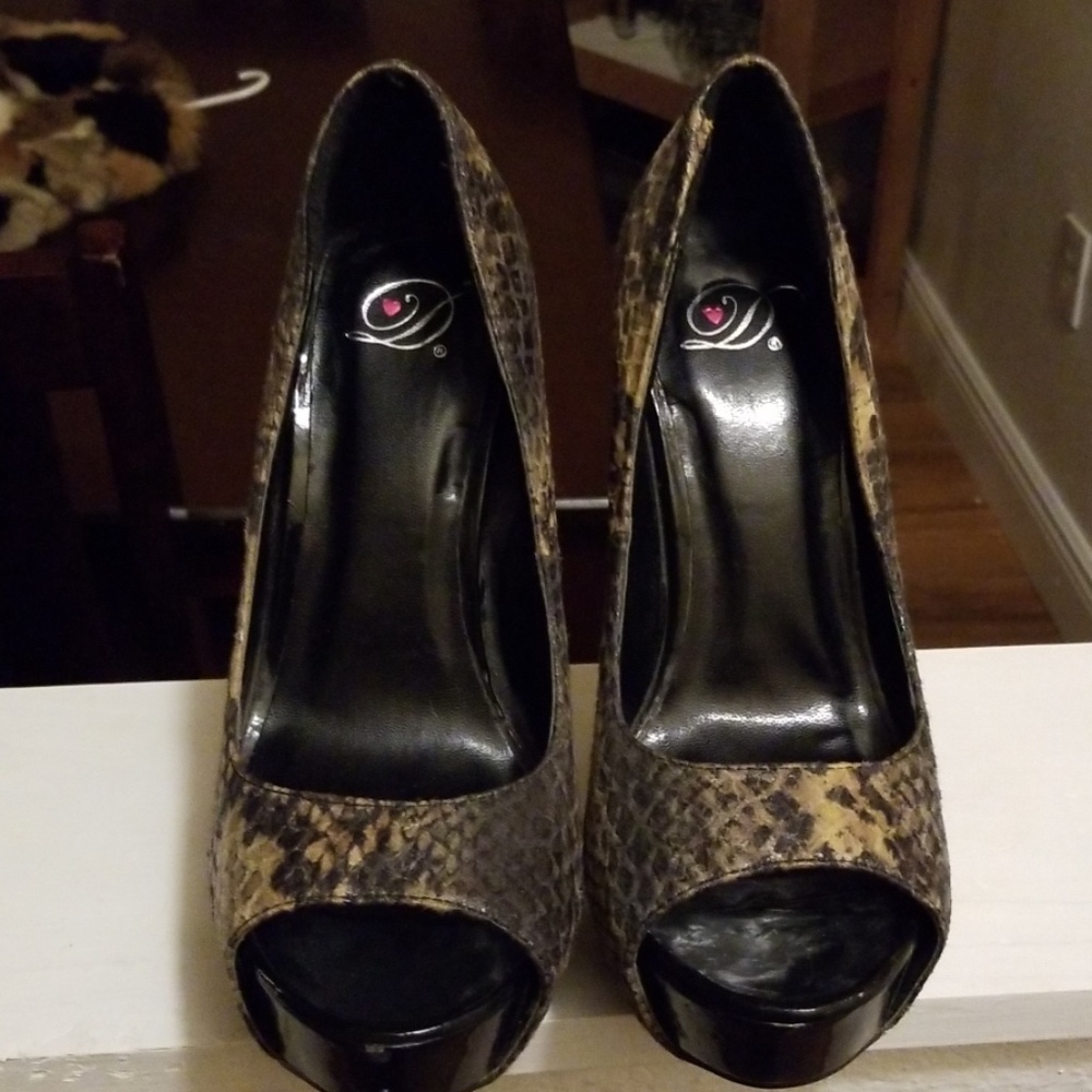 Shoes - Picture 2 of 3